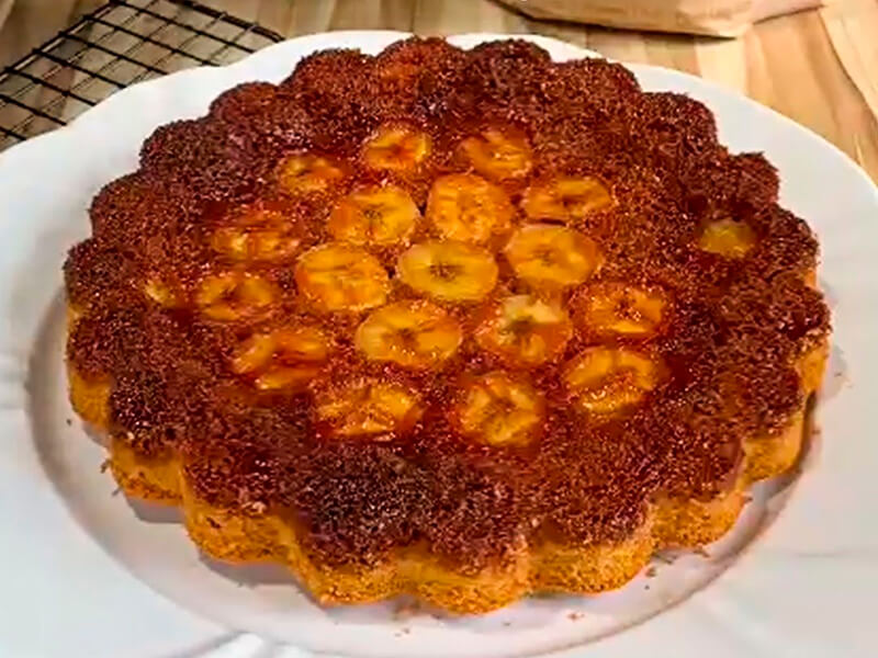 Bolo de banana caramelizado